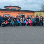Gruppenfoto mit Helfern vor einem Kindergarten