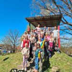 Gruppenfoto mit Helfern und Getränkekästen auf einer Treppe
