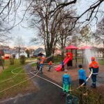 Reinigung von Spielgeräten mit Wasser durch die Feuerwehr 