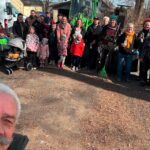 Gruppenfoto mit Helfern im Freien
