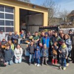 Gruppenbild mit Helfern vor dem Feuerwehrhaus