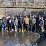 Helfergruppe in einem abgelassenen Teich bei der Aktion Zamm gehts 2026