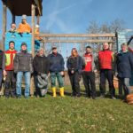 Freiwillige der Aktion vor einem Klettergerüst auf einem Spielplatz
